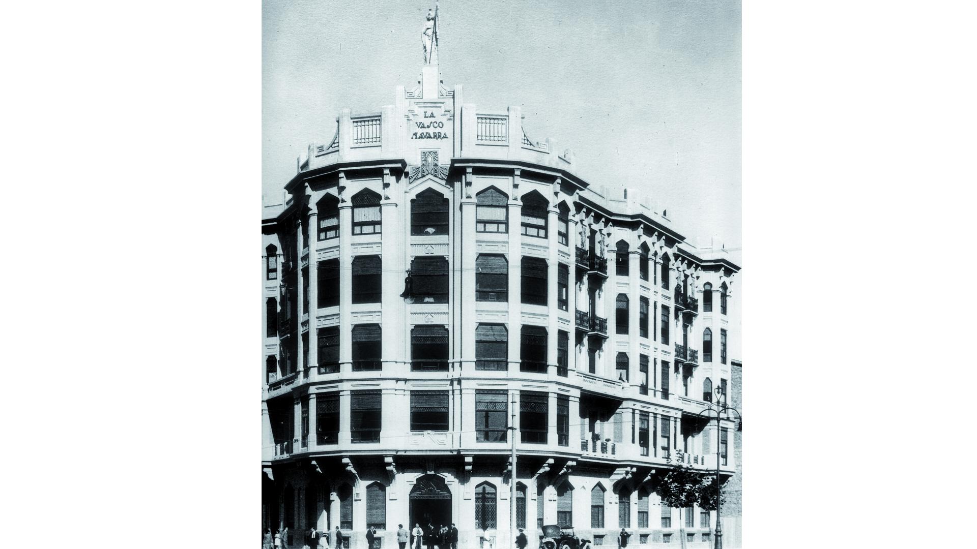Antiguo edificio de La Vasco-Navarra, rematado por la estatua de la diosa Atenea hasta la reforma de 1943. Altadill se convirtió en el primer director de la aseguradora
