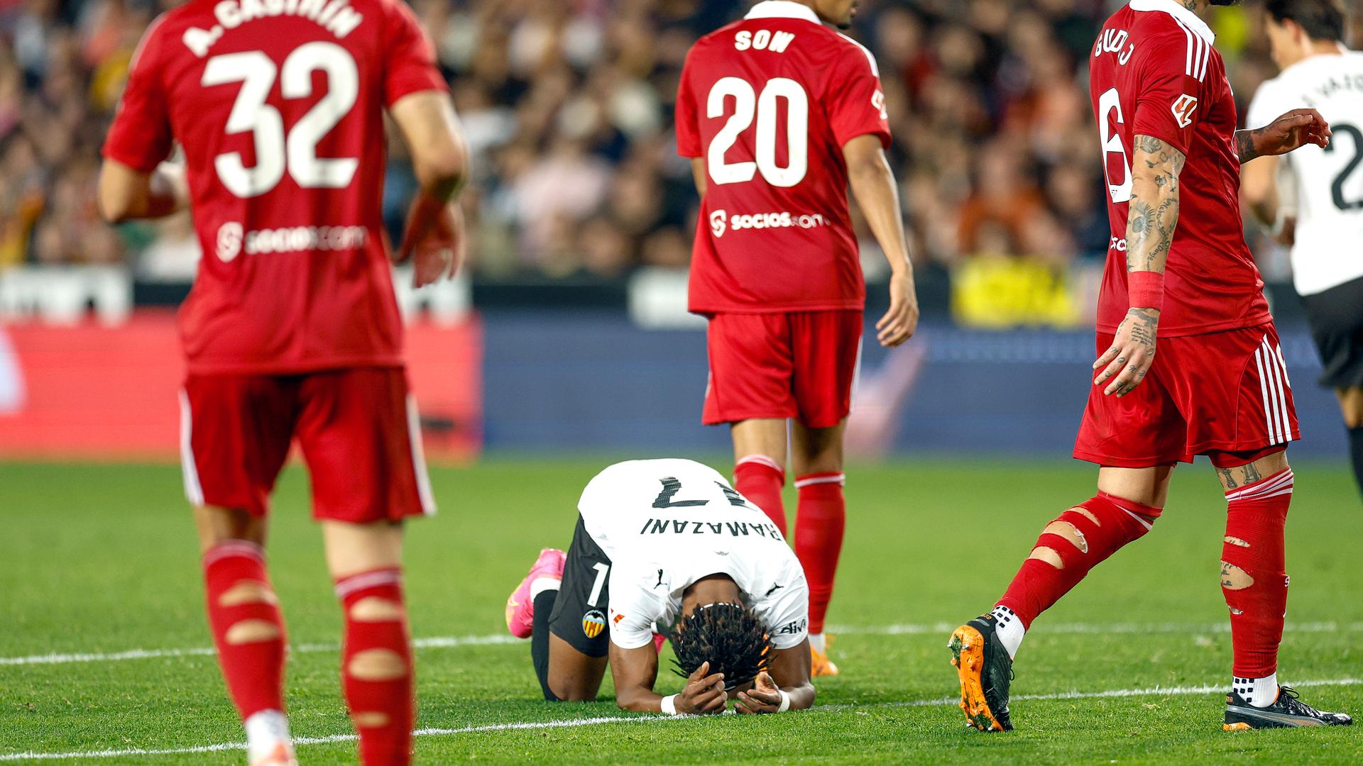 El delantero del Valencia Largie Ramazani, durante el partido de la jornada 15 de LaLiga EA Sports entre el Valencia y el Sevilla