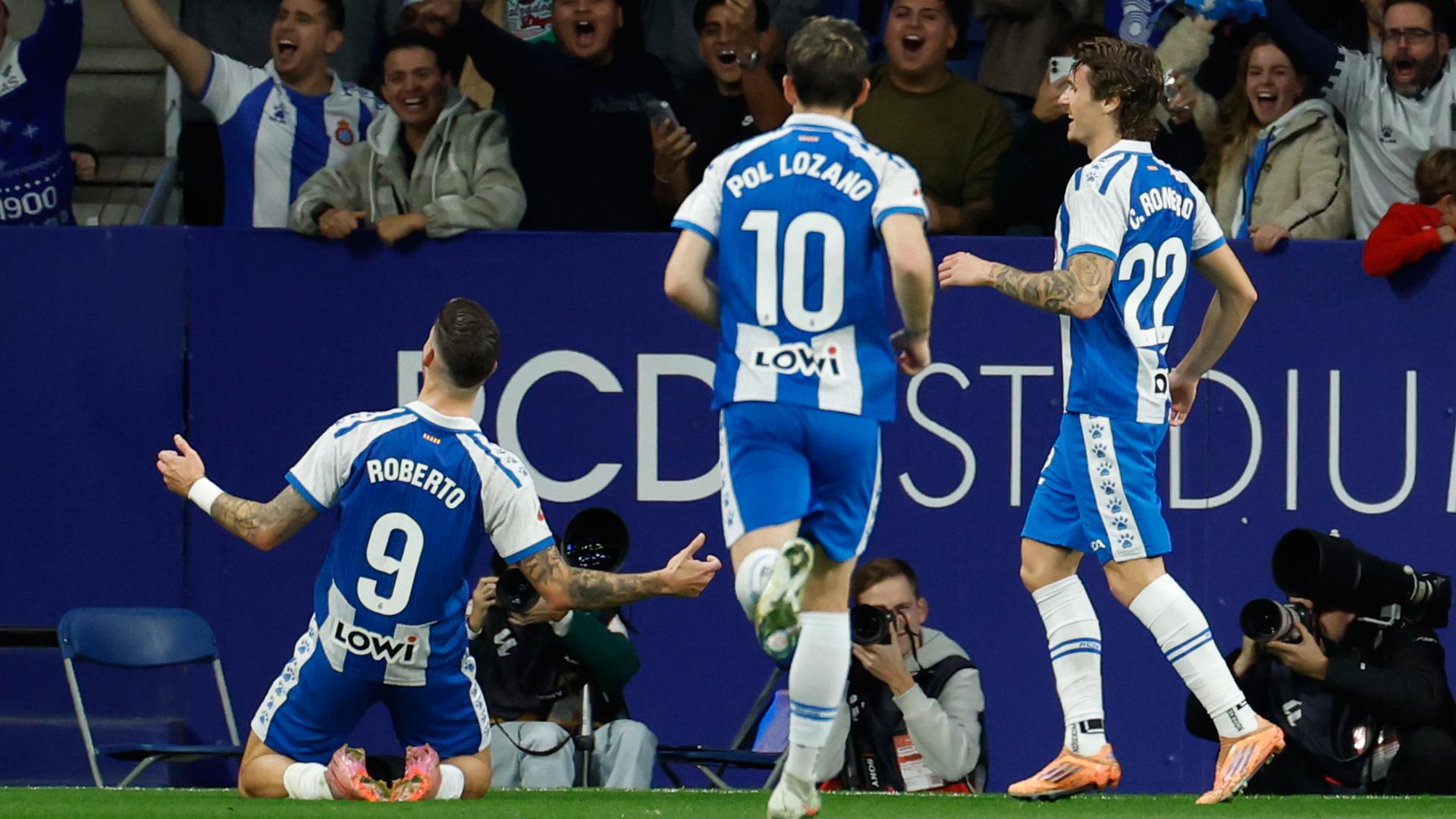 El delantero del Espanyol Roberto Fernández (i) celebra tras marcar ante el Rayo,