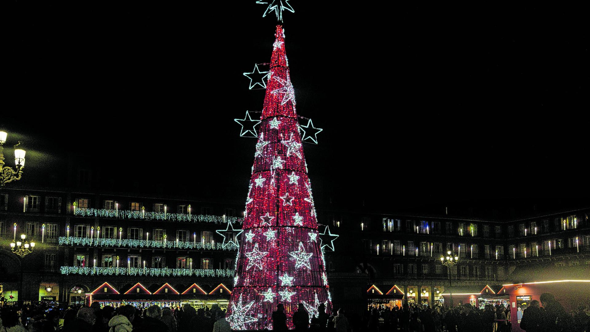 La Plaza Mayor de Madrid, decorada con miles de luces por Navidad.