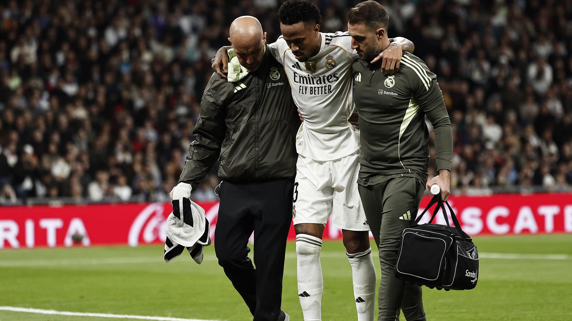 El defensa del Real Madrid Éder Militão se retira lesionado, durante el partido contra el Celta