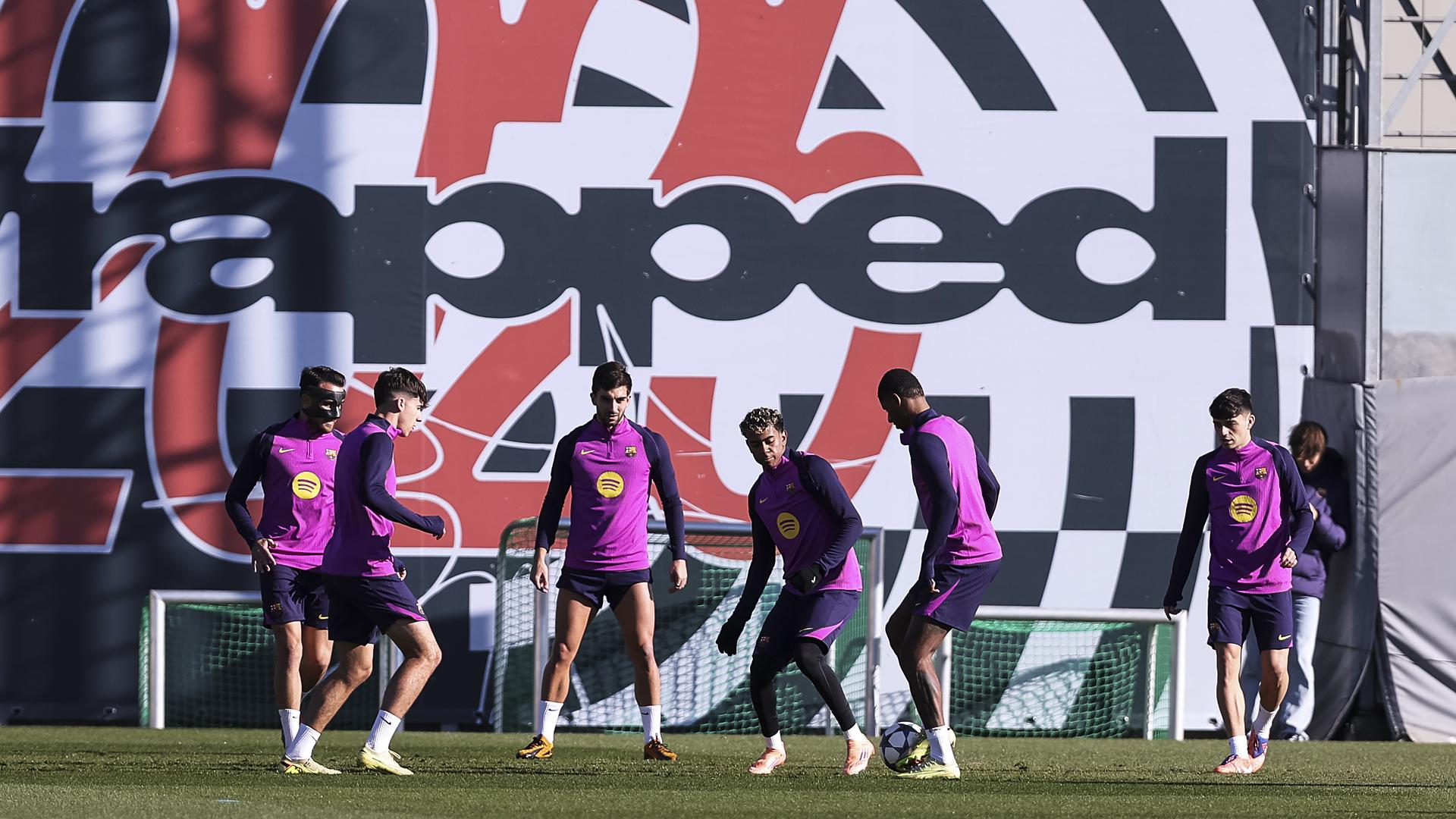 Los jugadores del FC Barcelona se ejercitan en la previa al choque de Champions contra el Eintracht Fráncfort