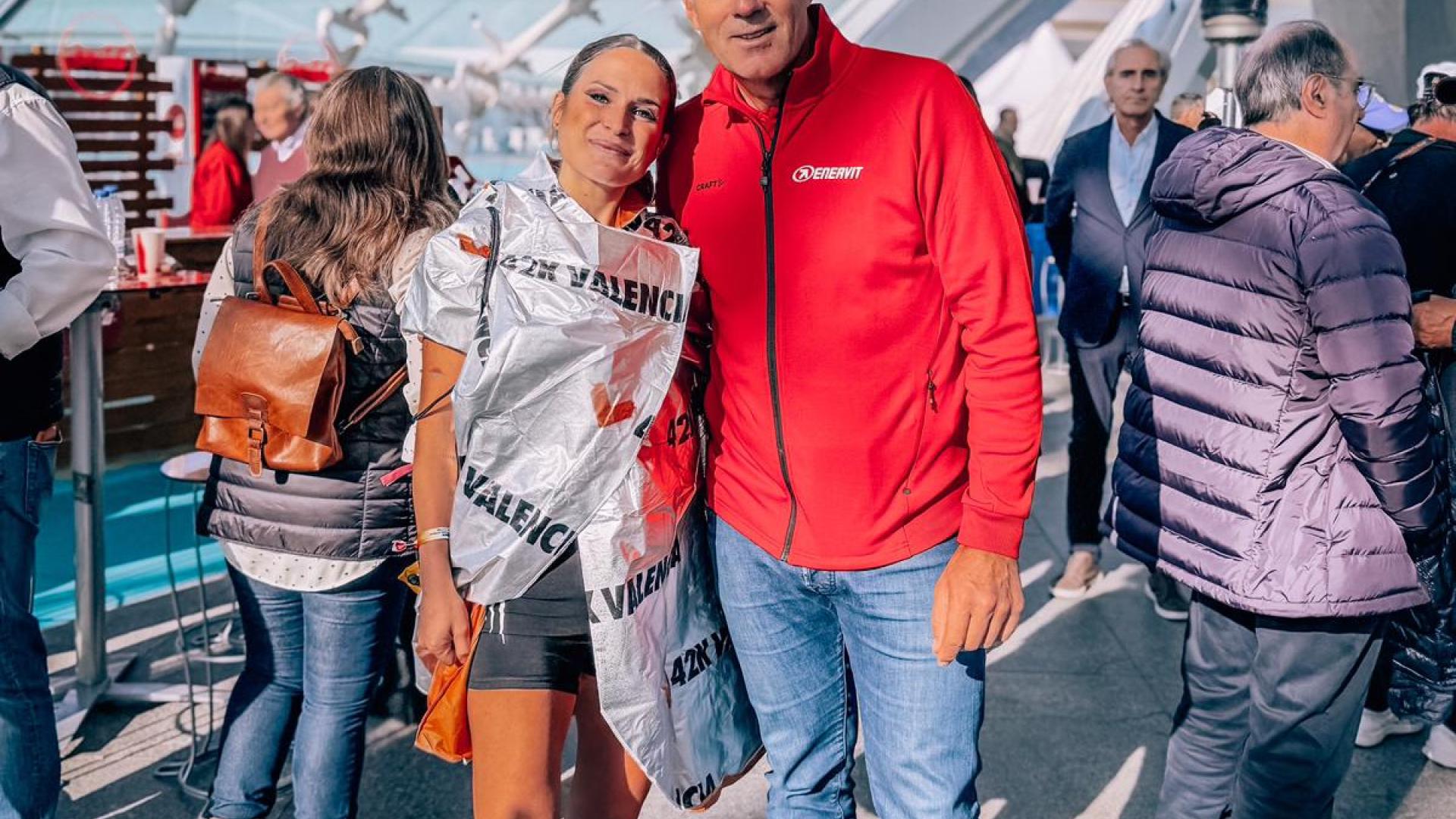 Verdeliss, que este 2025 quiere llegar a las 60 maratones completadas, e Induráin, que acompañó en bicicleta a la primera atleta nacional en la maratón de Valencia