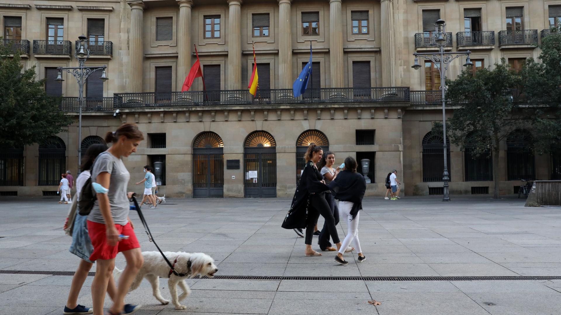 Paseantes frente a la sede del Gobierno de Navarra, en Pamplona