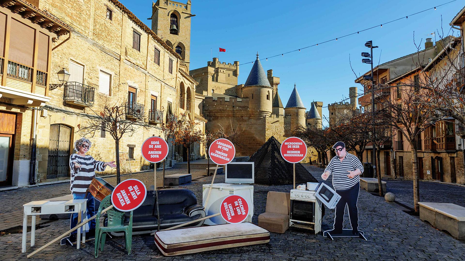 La plaza Carlos III de Olite, con el Palacio Real al fondo, llena de residuos voluminosos