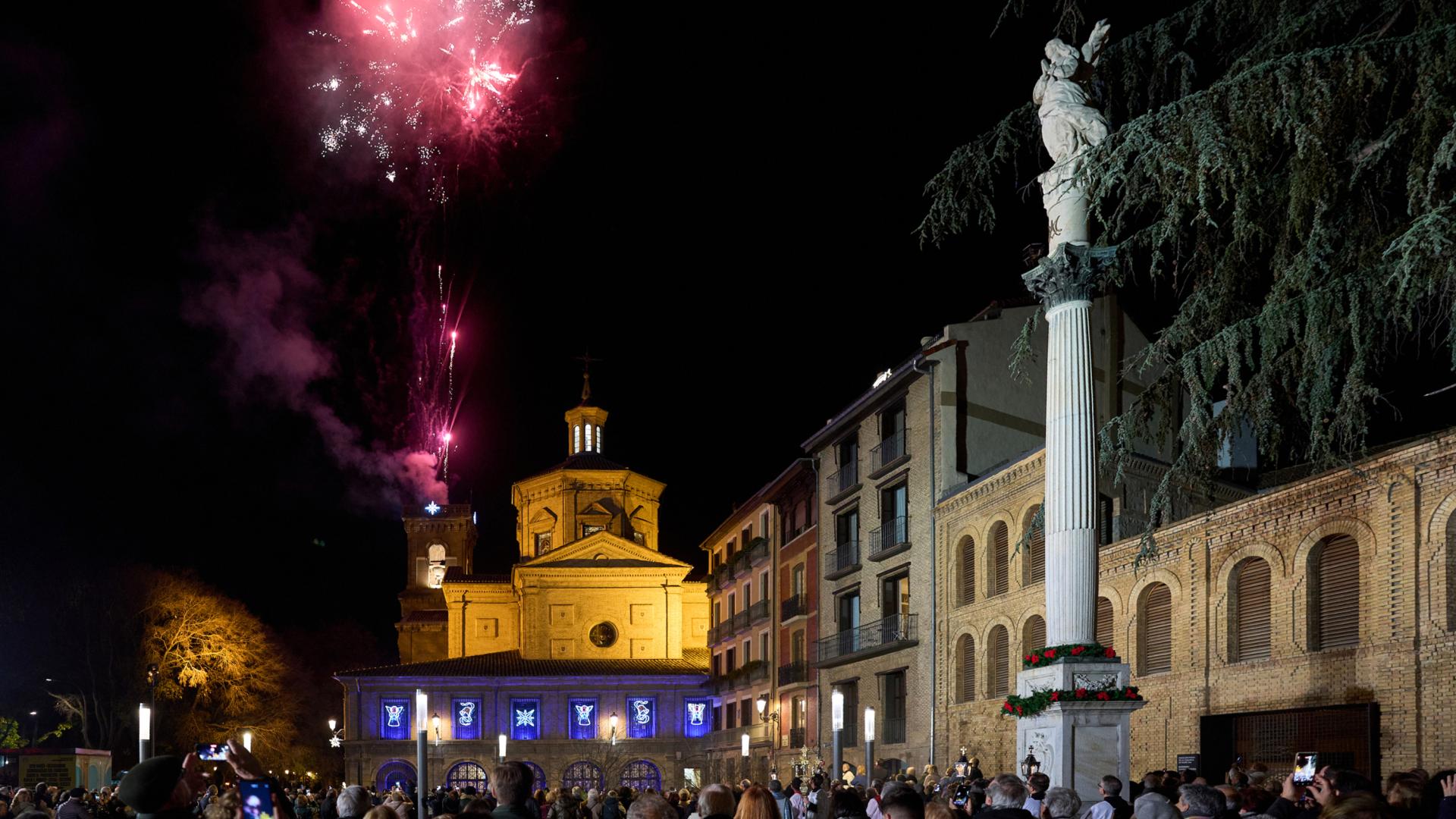 Fuegos artificiales en el encendido de luces de Navidad de la parroquia de San Lorenzo, este 8 de diciembre.