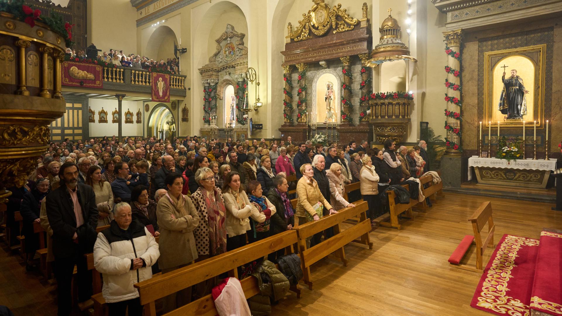 Iglesia de San Lorenzo durante la misa de la Inmaculada de la tarde.