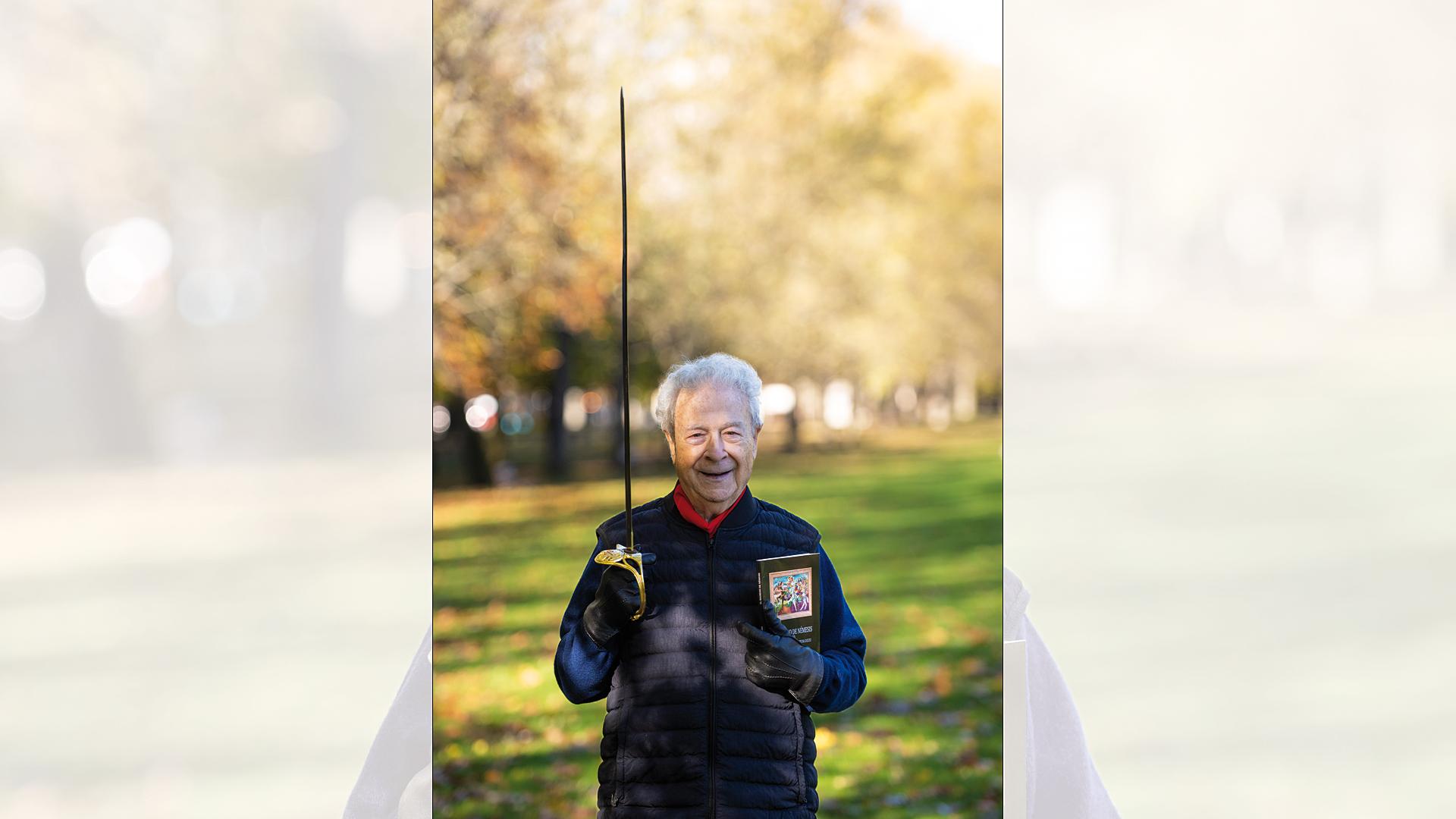 Pedro Lozano Bartolozzi, fotografiado en la Ciudadela con un sable  que le ha prestado el Teatro Gayarre
