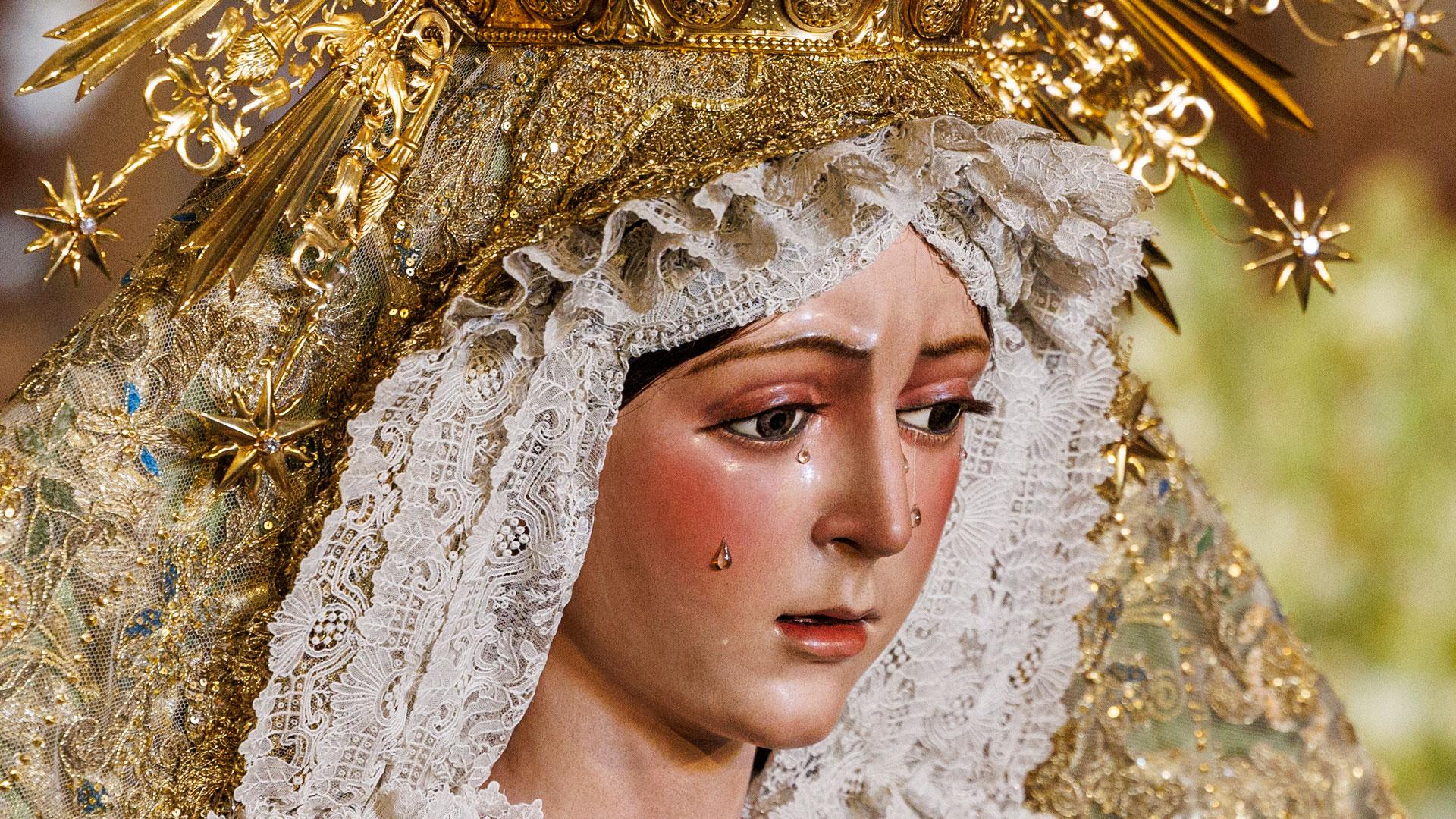 Imagen de la Esperanza Macarena de Sevilla, que ha vuelto al altar de su basílica casi cuatro meses después de un largo proceso de restauración