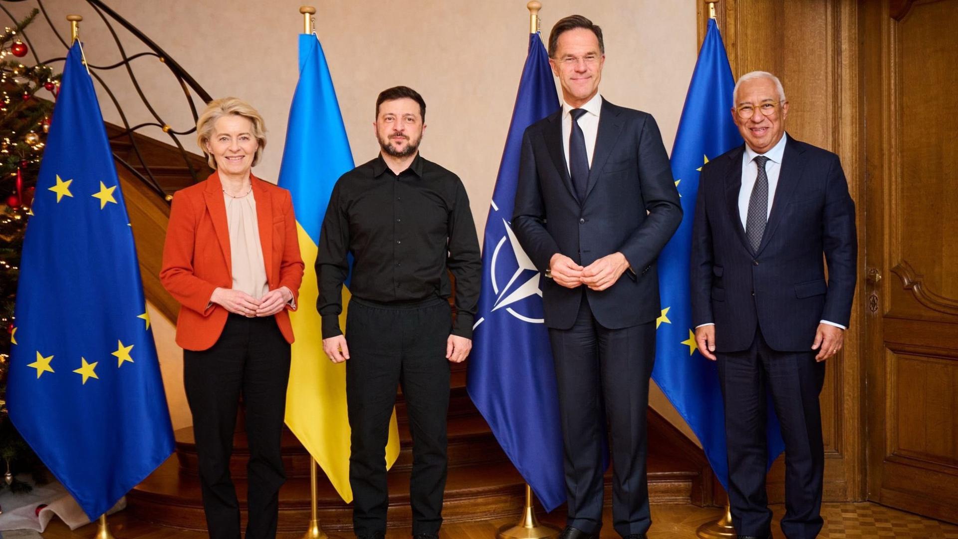 La presidenta de la Comisión Europea, Ursula von der Leyen; el presidente de Ucrania, Voldimir Zelenski; el secretario gen. De la OTAN, Mark Rutte y el presidente del Consejo Europeo, António Costa, durante la reunión en Bruselas