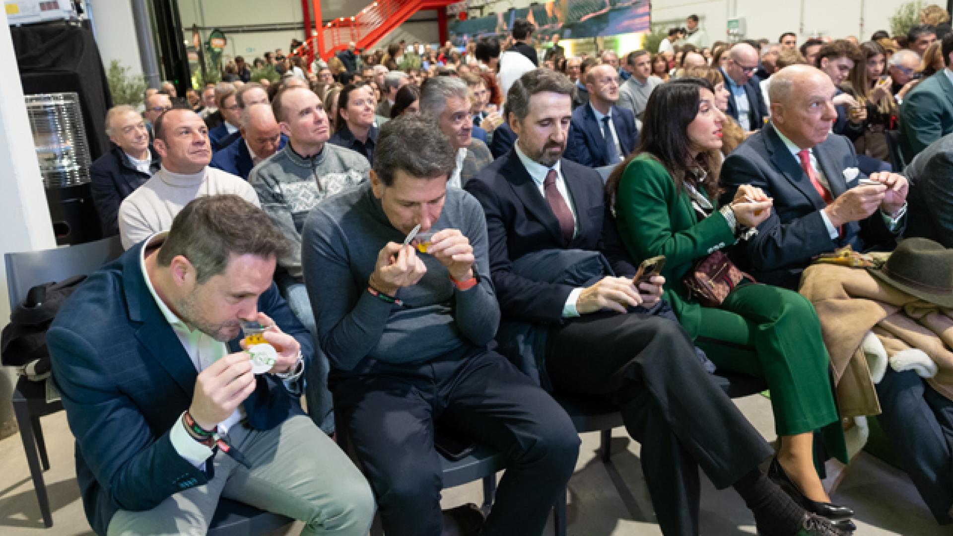 Los asistentes catan el aceite recién cosechado