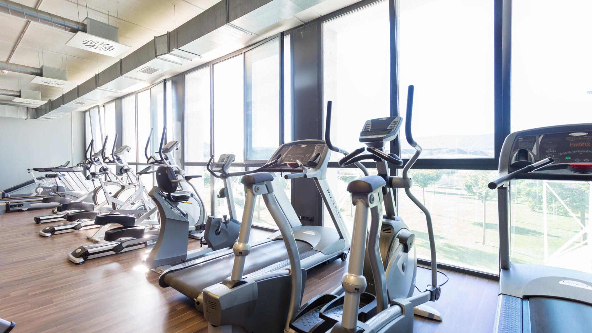 El gimnasio y la sala de actividades múltiples ofrecen una gran variedad de máquinas y disciplinas que pueden practicarse de la mano de profesionales