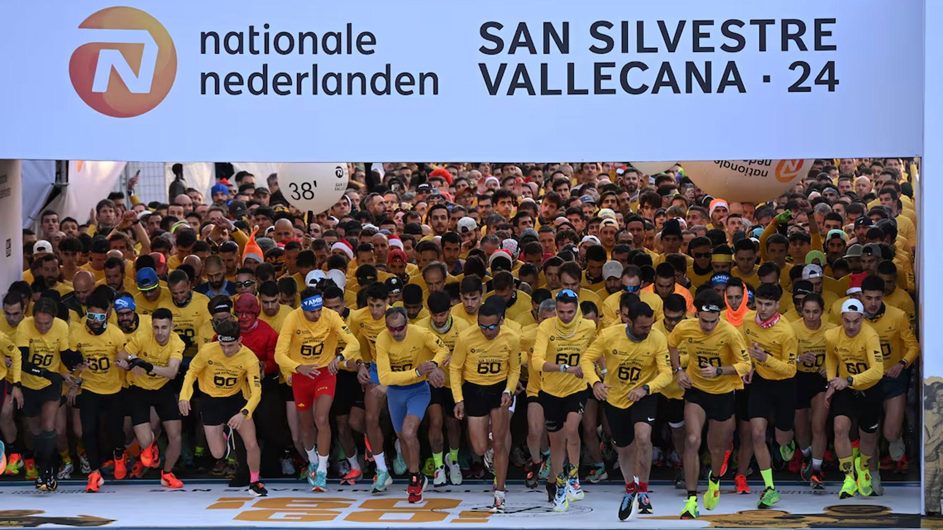 Cientos de personas en la salida de la carrera San Silvestre Vallecana 2024.