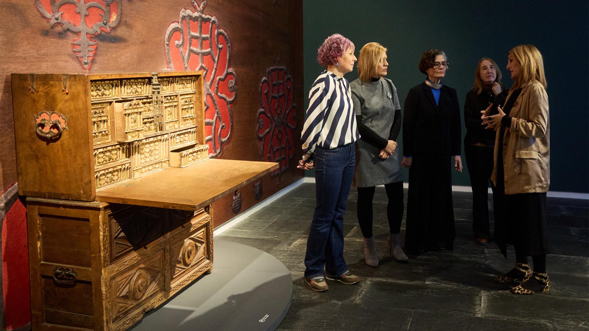 La consejera Esnaola, durante la visita al Museo
