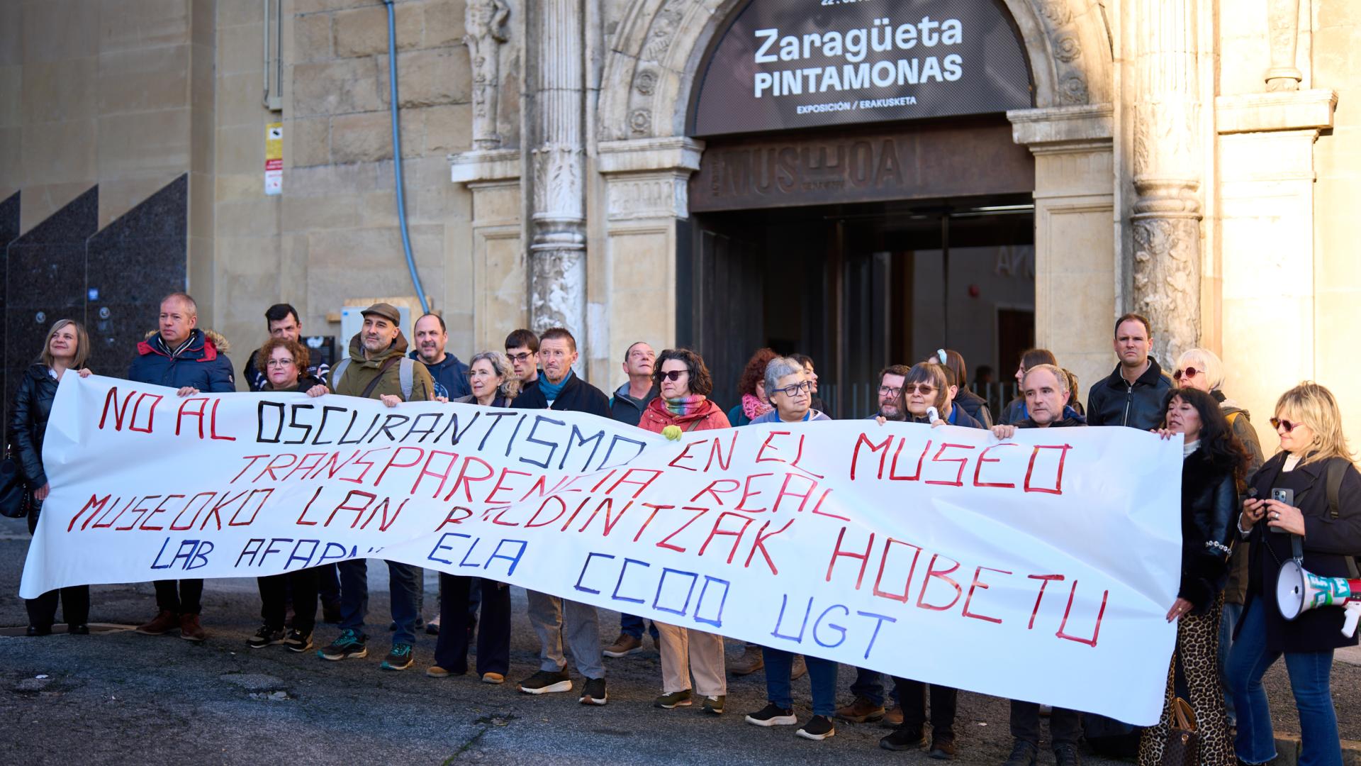 Trabajadores y trabajadoras del Museo de Navarra, durante la protesta realizada este martes