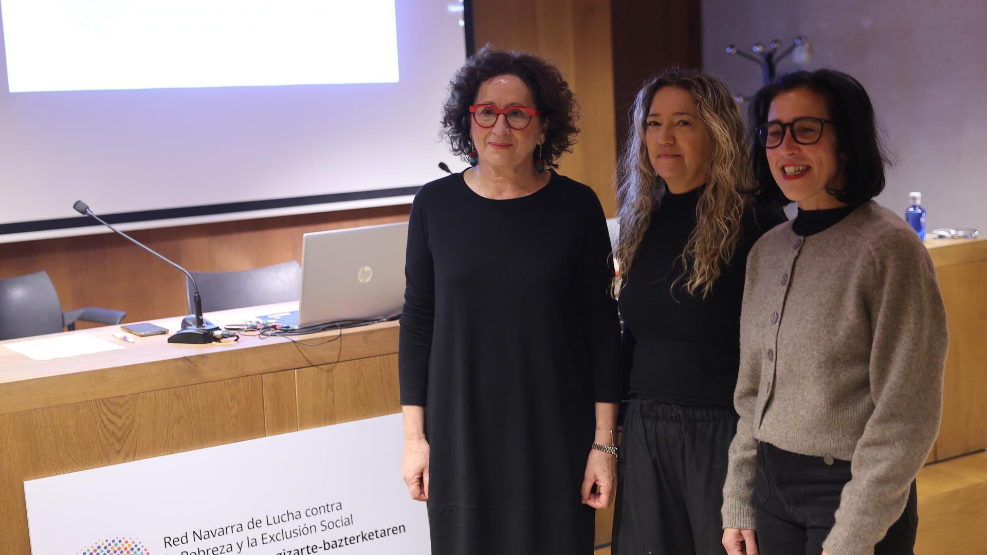 Desde la izda.: Mª Carmen Maeztu (consejera), Virginia Castillo (Red de Lucha contra la Pobreza) y Bea Remiro (agencia de comunicación EnComunicación)