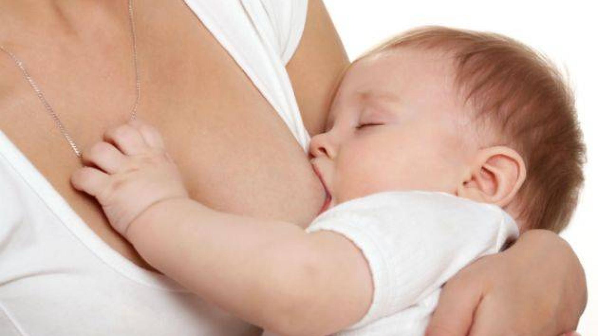 Una madre da el pecho a su bebé. La OMS recomienda lactancia materna exclusiva hasta los seis meses.