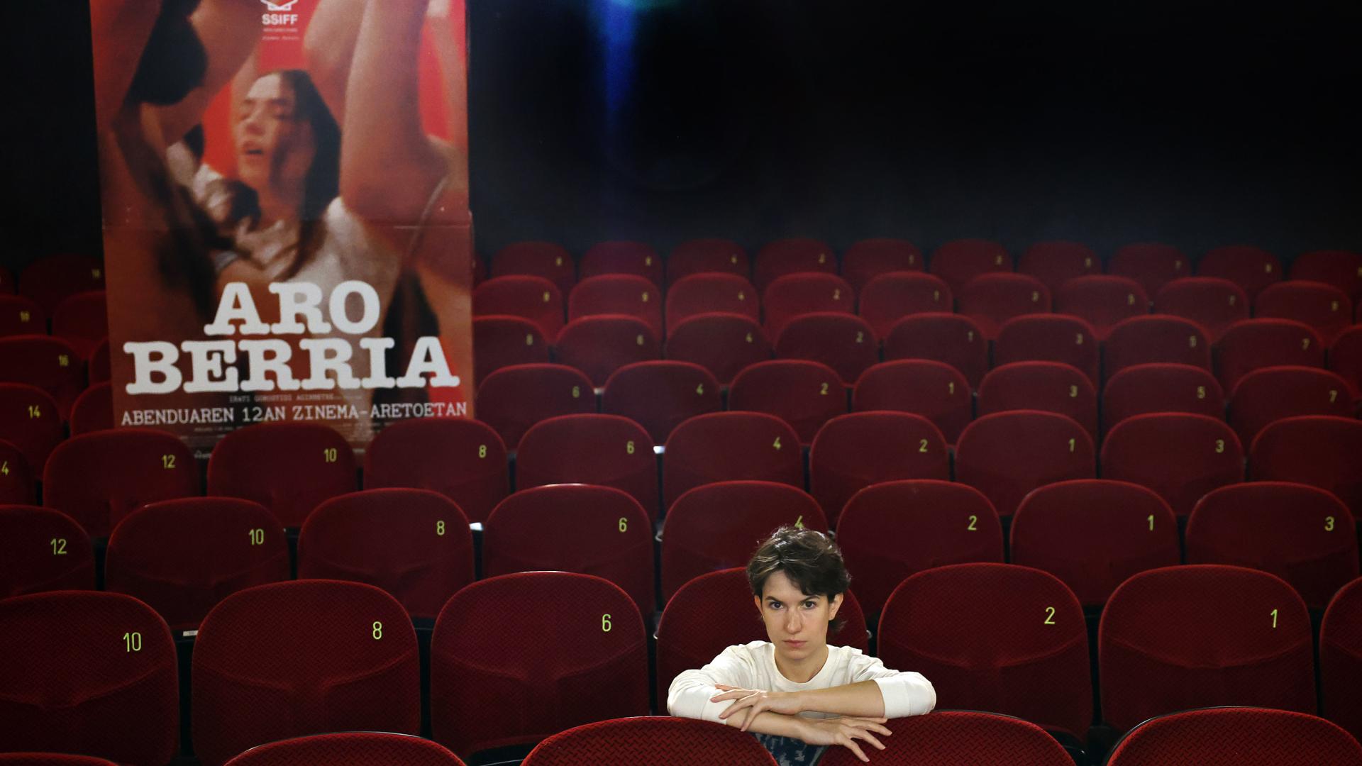 Irati Gorostidi este martes en los cines Golem de Pamplona. Al fondo, cartel de la película.