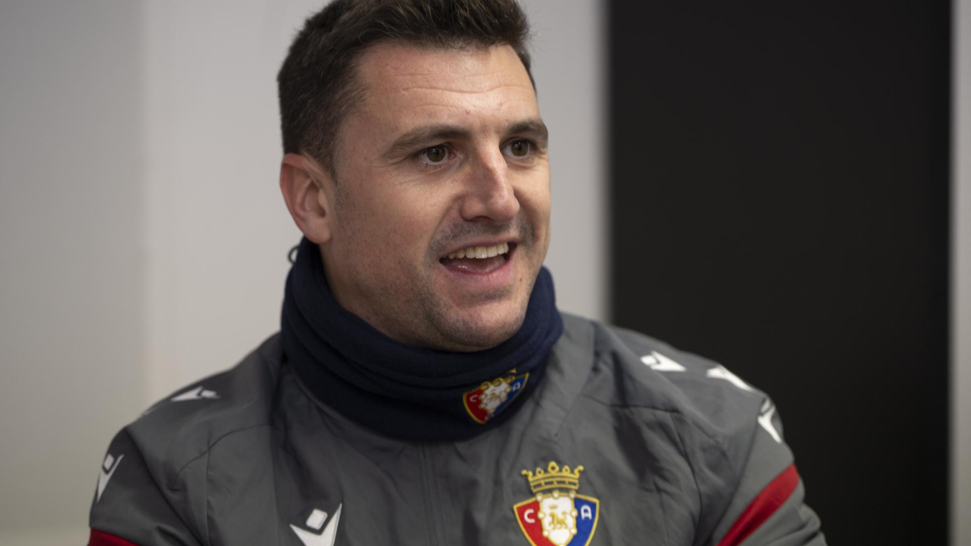 El entrenador del Subiza, Alfredo Pérez, en Tajonar al término del entrenamiento con el equipo