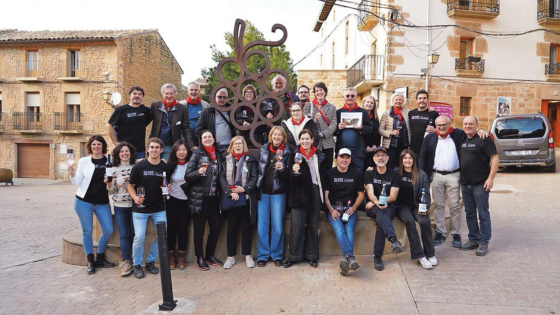 Los asistentes a la visita durante su parada en la plaza de San Martín de Unx.