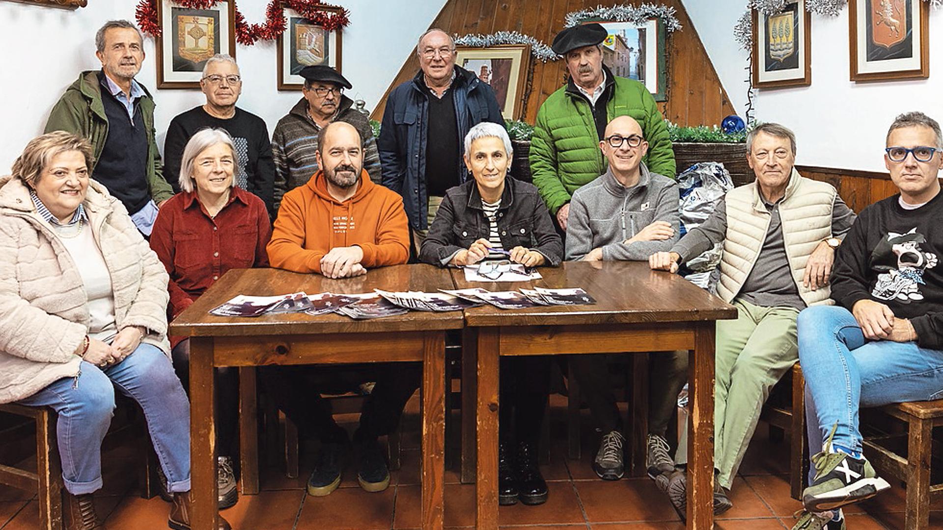 Representantes de la Asociación de Amigos del Olentzero y Ecologistas en Acción, en la presentació