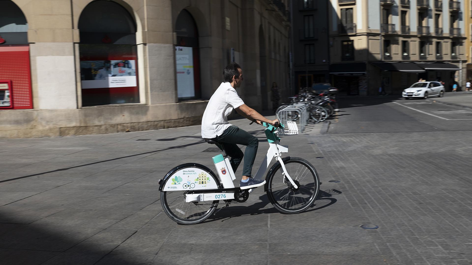 Una persona circula en bicicleta por el centro de Pamplona