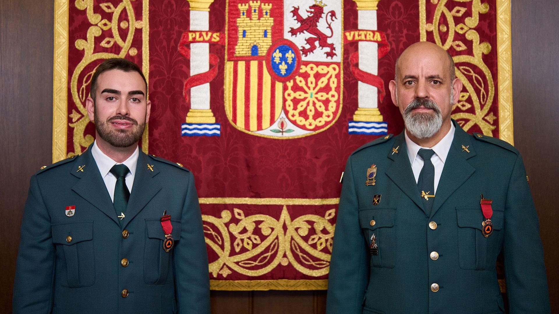 Los guardias civiles Edgar Royo y Arturo Reboleiro recibieron la condecoración de Protección Civil por su labor al rescatar de un coche a unas personas que habían quedado atrapadas por las fuertes lluvias en Caparroso