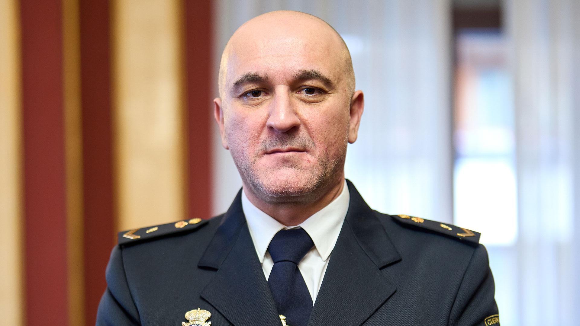 El policía nacional Jaime Domingo Pérez ha recibido la condecoración de Protección Civil por su actuación en un incendio en Ibiza, donde salvó la vida de un joven