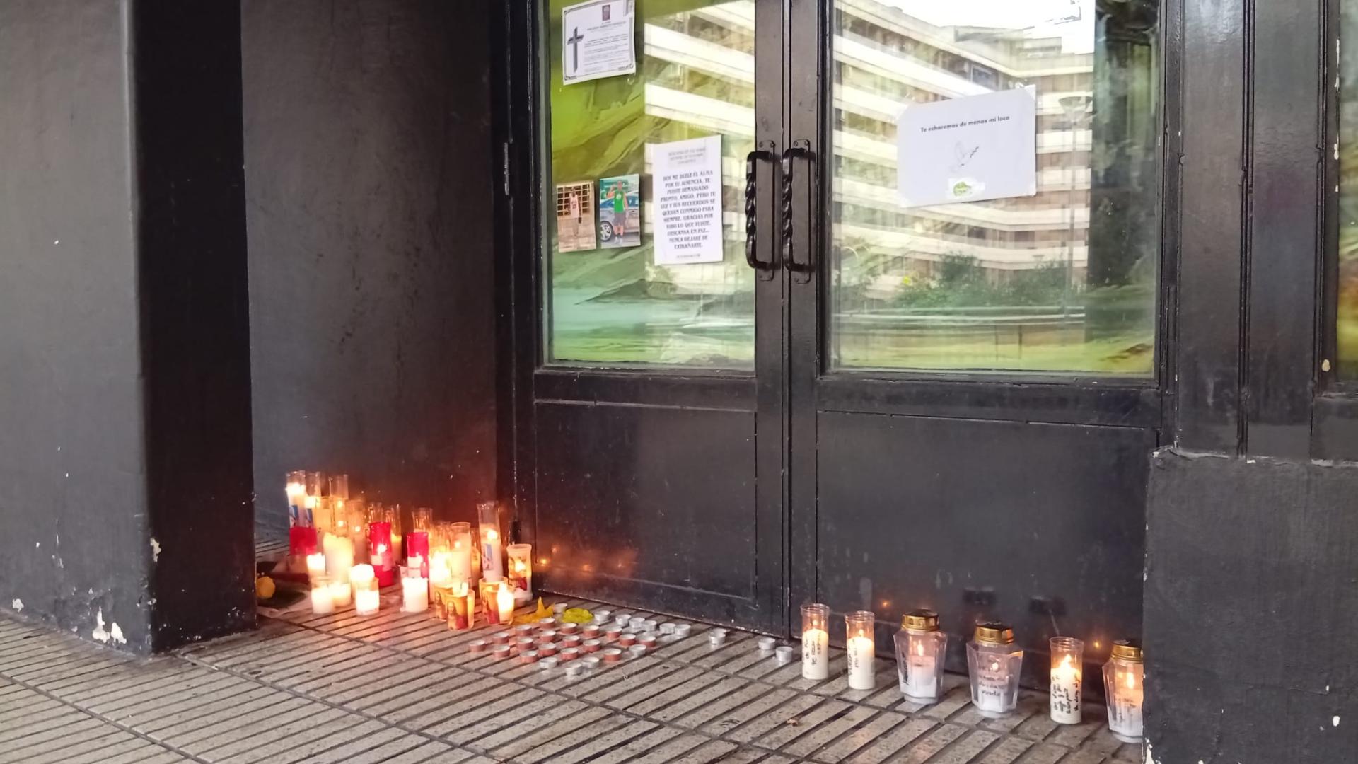 Velas, flores y mensajes en la puerta del bar Olimpo de Tudela, del que era propietario el fallecido