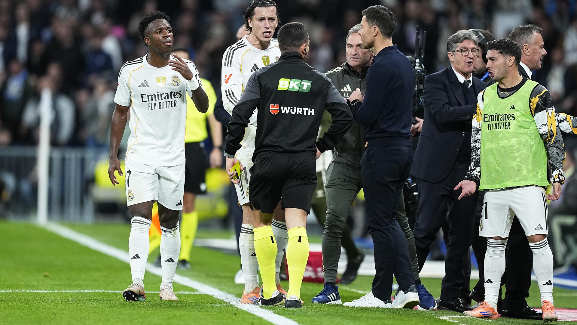Alvaro Carreras protesta tras ser expulsado contra el Celta con Vinicius y Xabi Alonso a su lado