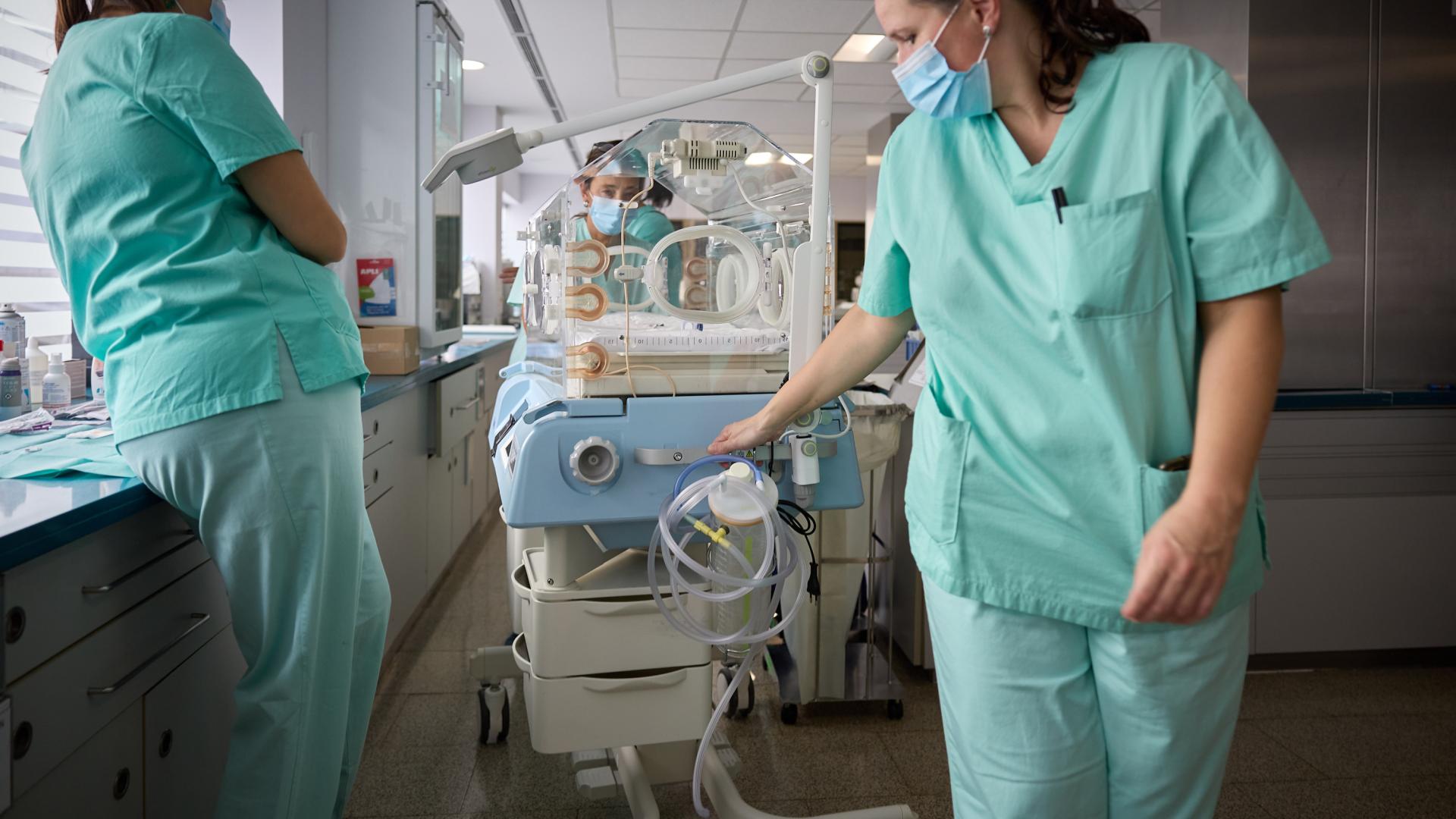 Personal sanitario en la Unidad de Neonatología del Hospital Universitario de Navarra.
