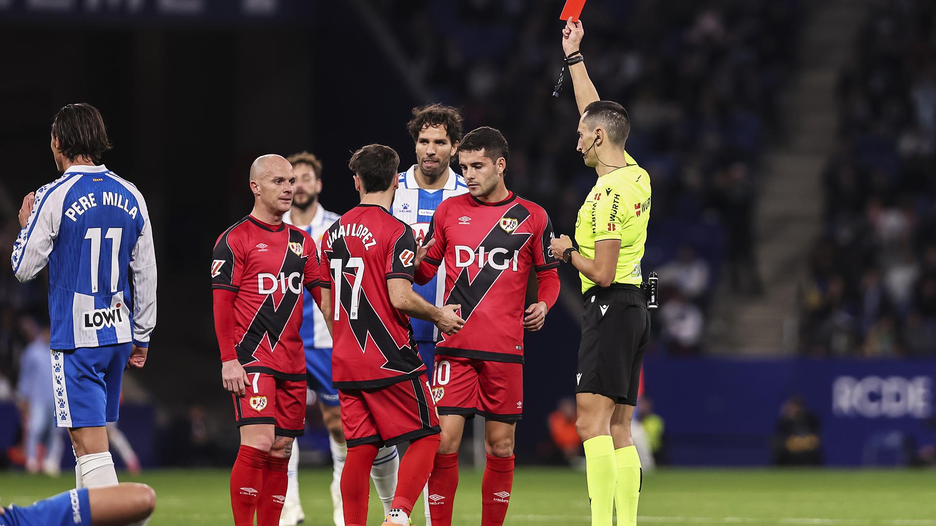 El colegiado expulsa a Unai López durante el pasado Espanyol-Rayo Vallecano
