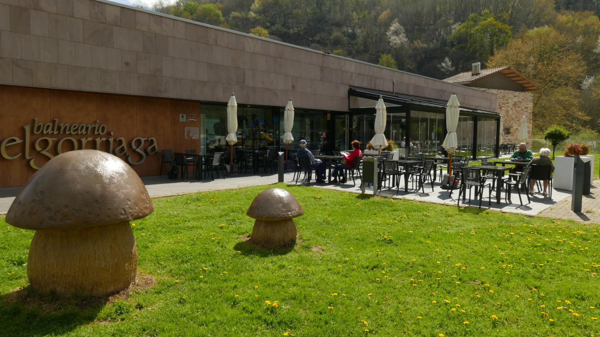 Un almuerzo o una cena buffet concluyen algunas de las experiencias en el balneario Elgorriaga