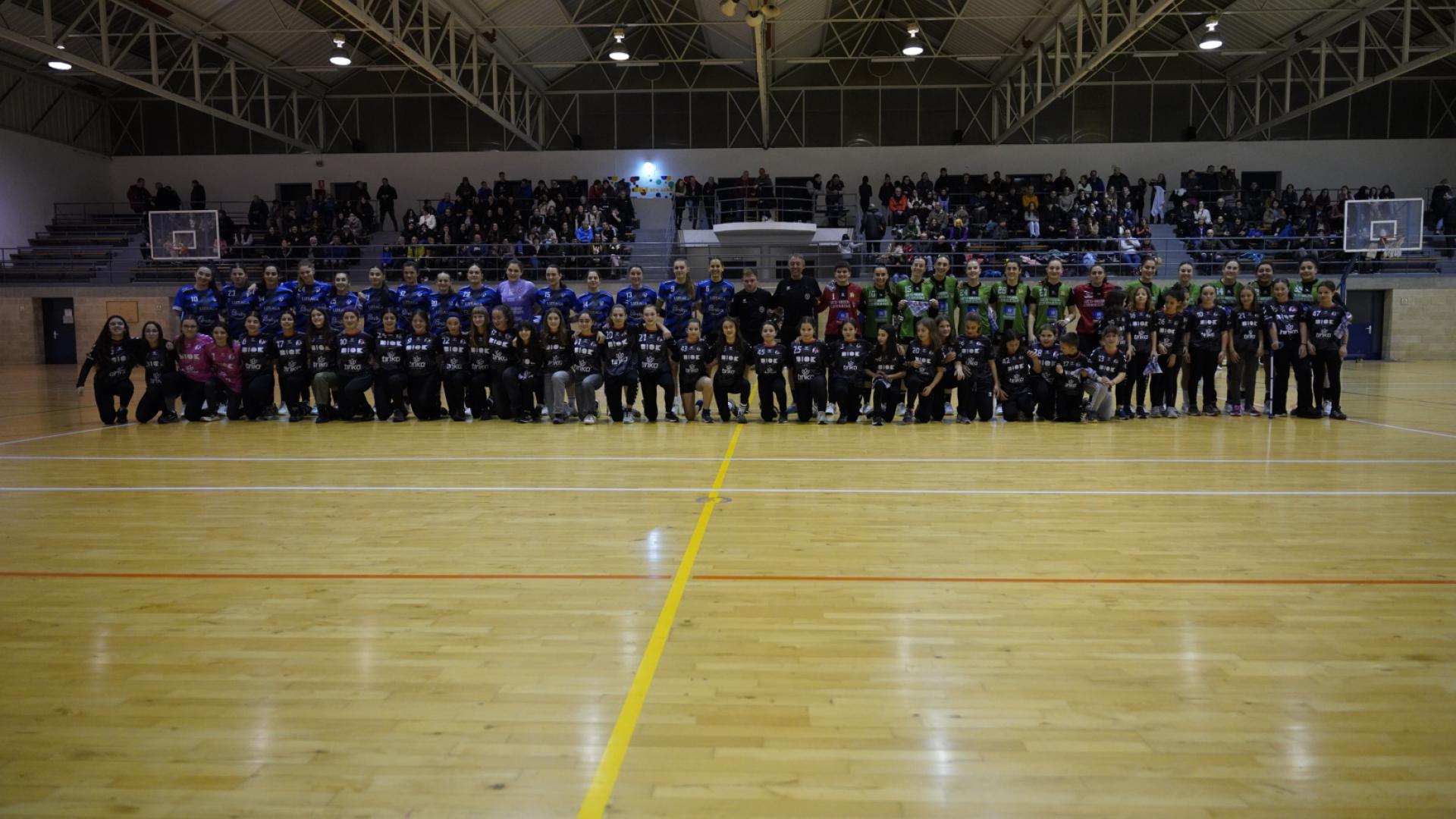 Las jugadoras de ambos equipos posaron antes del duelo, en un repleto polideportivo de Elizondo, con canteranas del club anfitrión