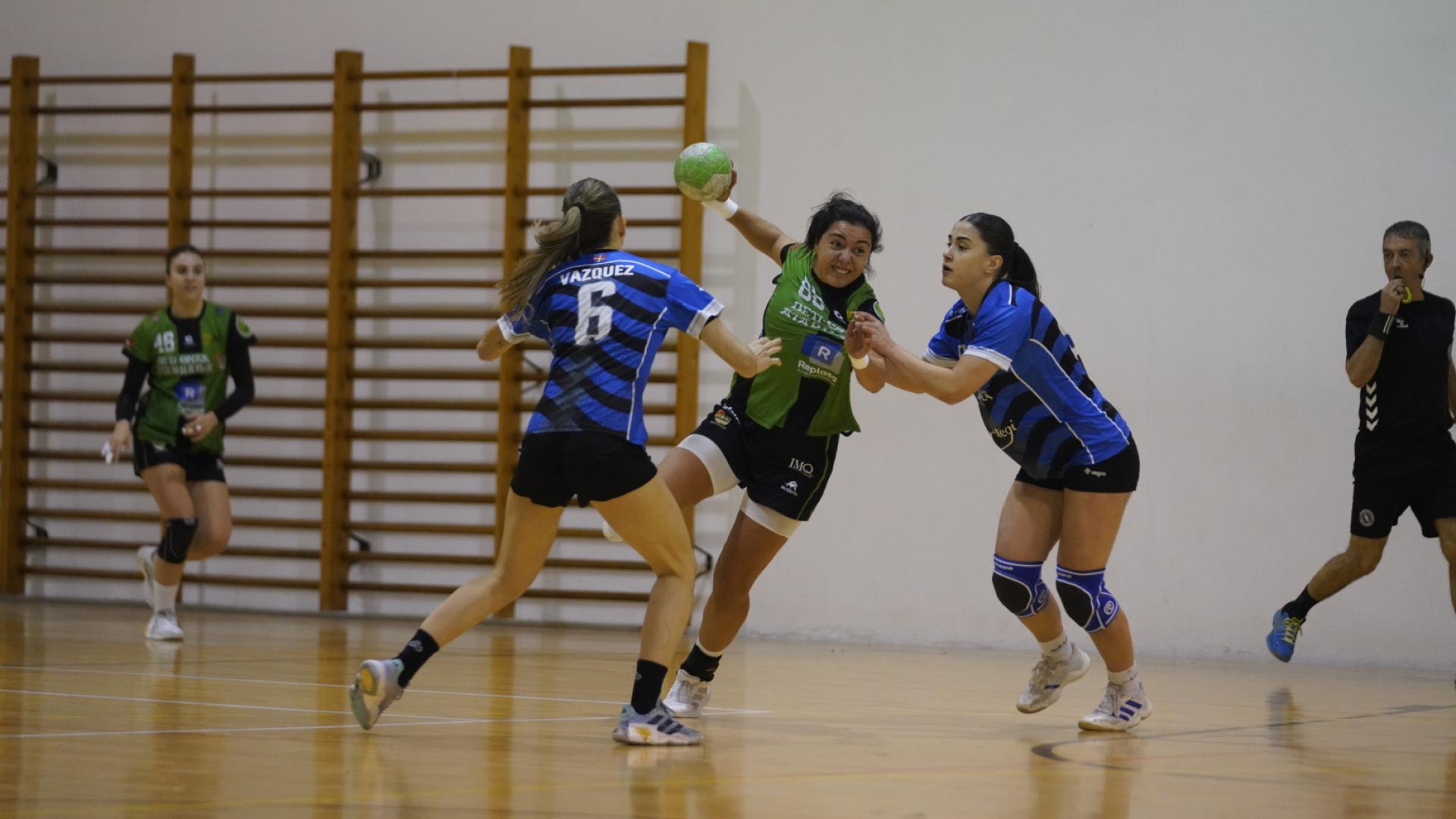 Nerea Canas, encarando la portería del Bera Bera en el duelo amistoso en Elizondo