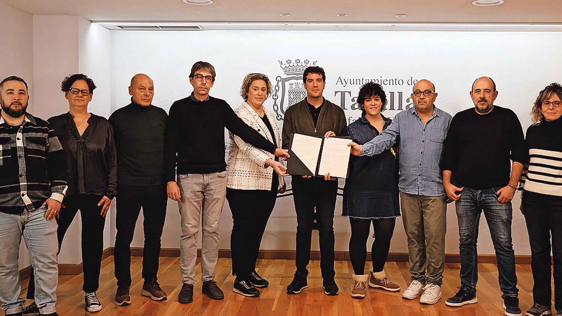 Desde la izda., Víctor Aceituno, Mª Eugenia Torrecilla e Ignacio Rey, del PSN; Oskar Oca (Geroa Bai), Esther Iso (PSN), el alcalde, Xabier Alcuaz (EH Bildu); Goizeder Juango (IT); Carlos Montoya (Contigo), Gontzal Ibarrola y Patricia Fernández, ambos de EH Bildu, tras firmar el acuerdo presupuestario