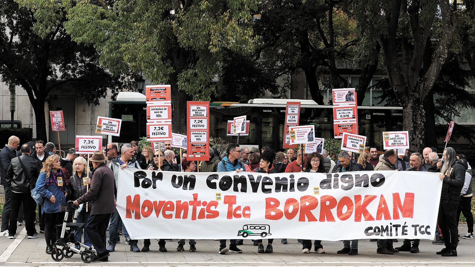 Representantes de diferentes sindicatos en una de las concentraciones de protesta organizadas ante la sede de la Mancomunidad