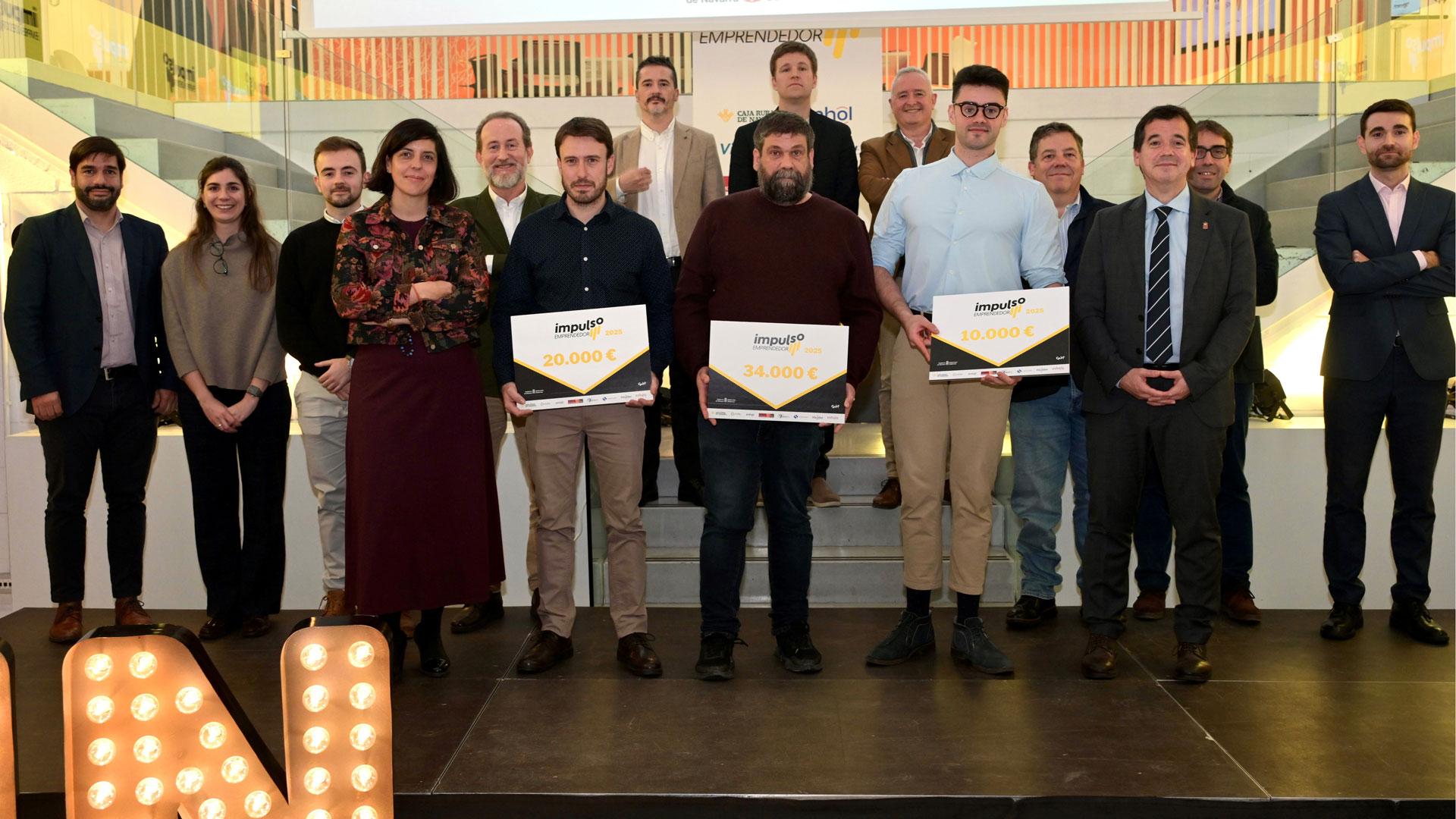 El consejero Irujo y la directora gerente de CEIN, Uxue Itoiz, junto a las personas representantes de las empresas ganadoras