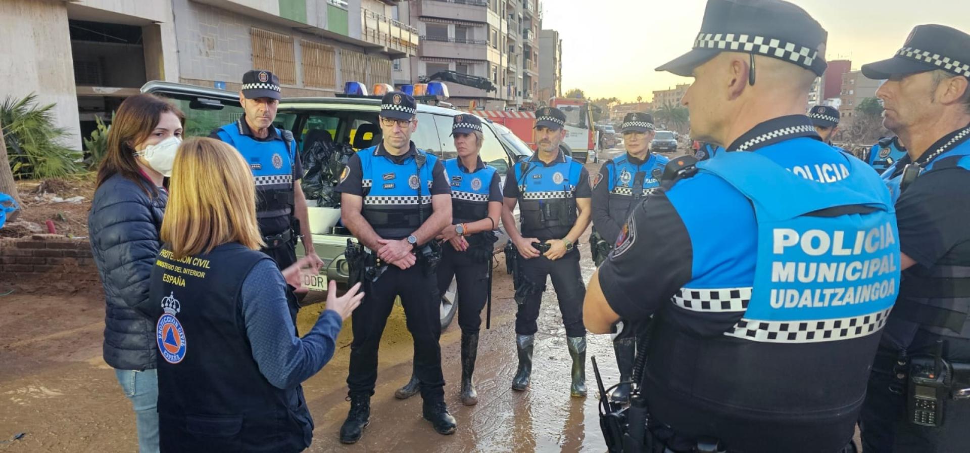 49 componentes de Policía Municipal se desplazaron a Paiporta de forma voluntaria a la zona del desastre tras la DANA