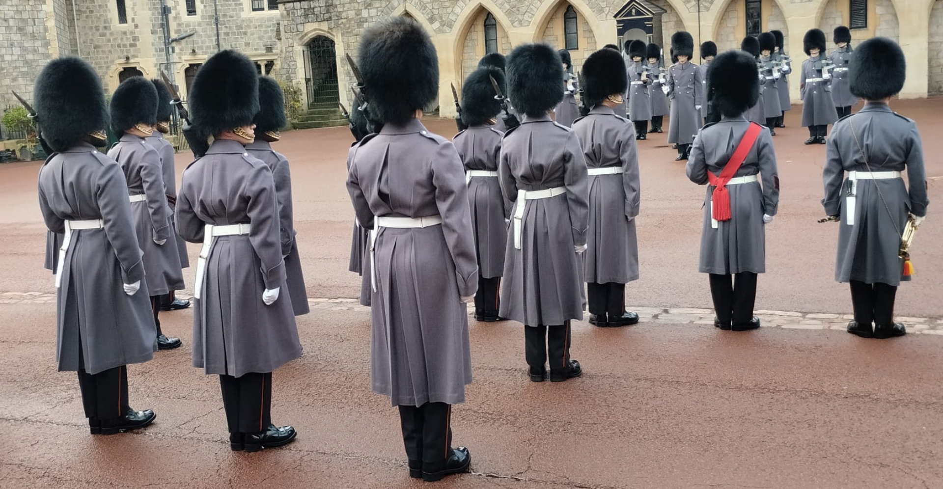 La Guardia del Rey en plena formación, durante el cambio de guardia en el castillo de Windsor