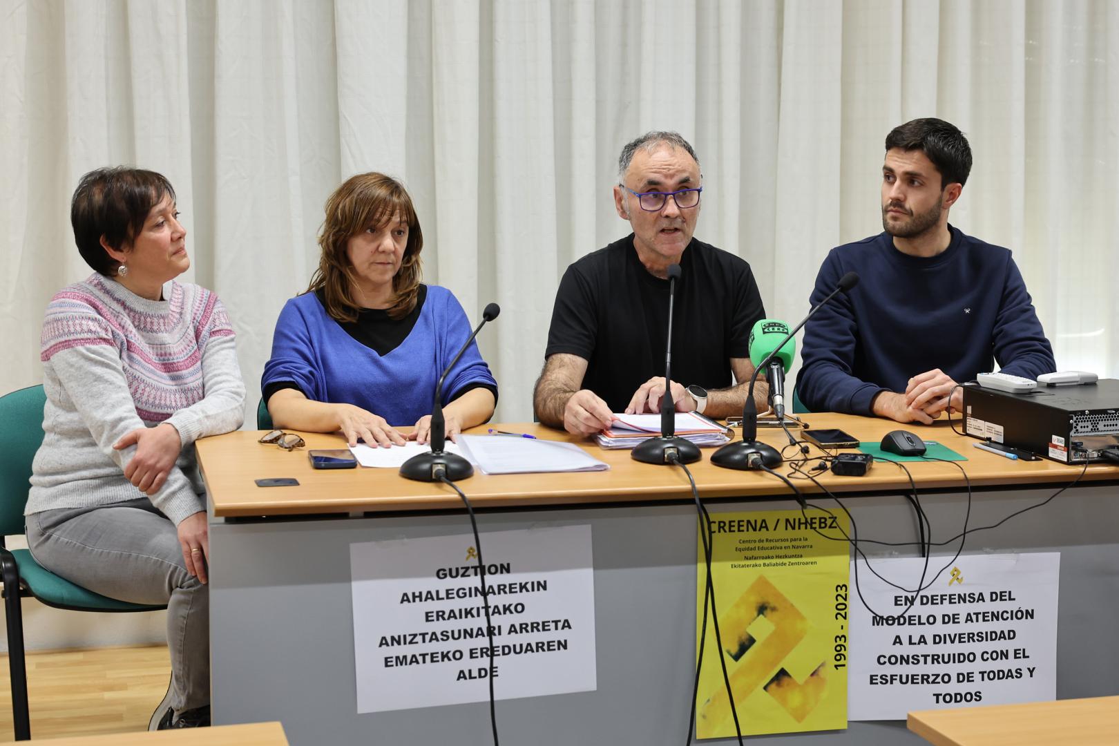 El equipo directivo del CREENA que ha dimitido: Isabel Soto, Laura Barcos, Ander Domblás y Carlos Ukar, en la rueda de prensa.