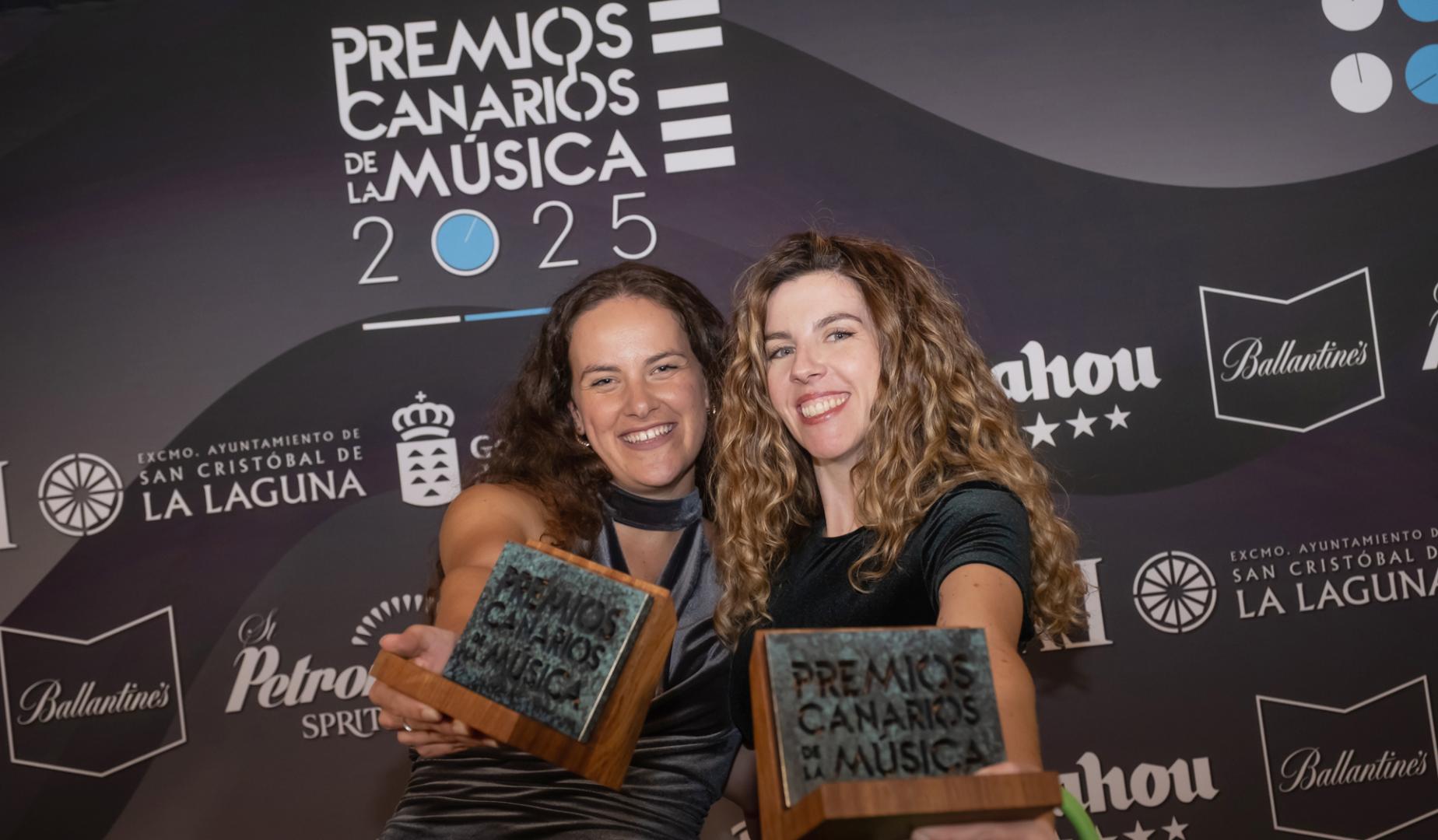 La cantautora Julia Rodríguez, a la izquierda, junto a la navarra Maite Artajo