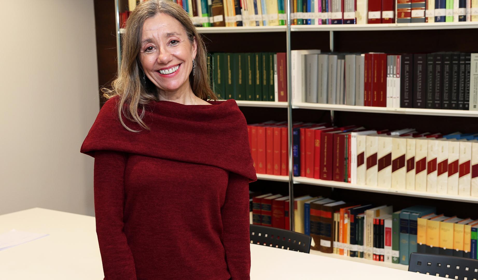 Ana Clara Villanueva Latorre posa sonriente en la sede del Consejo de Navarra