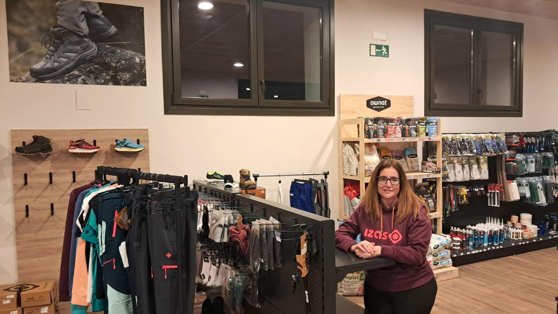 Cristina Ederra Anaut, de Isaba, en el interior de la tienda Isaroia que acaba de abrir sus puertas en esta localidad del valle de Roncal