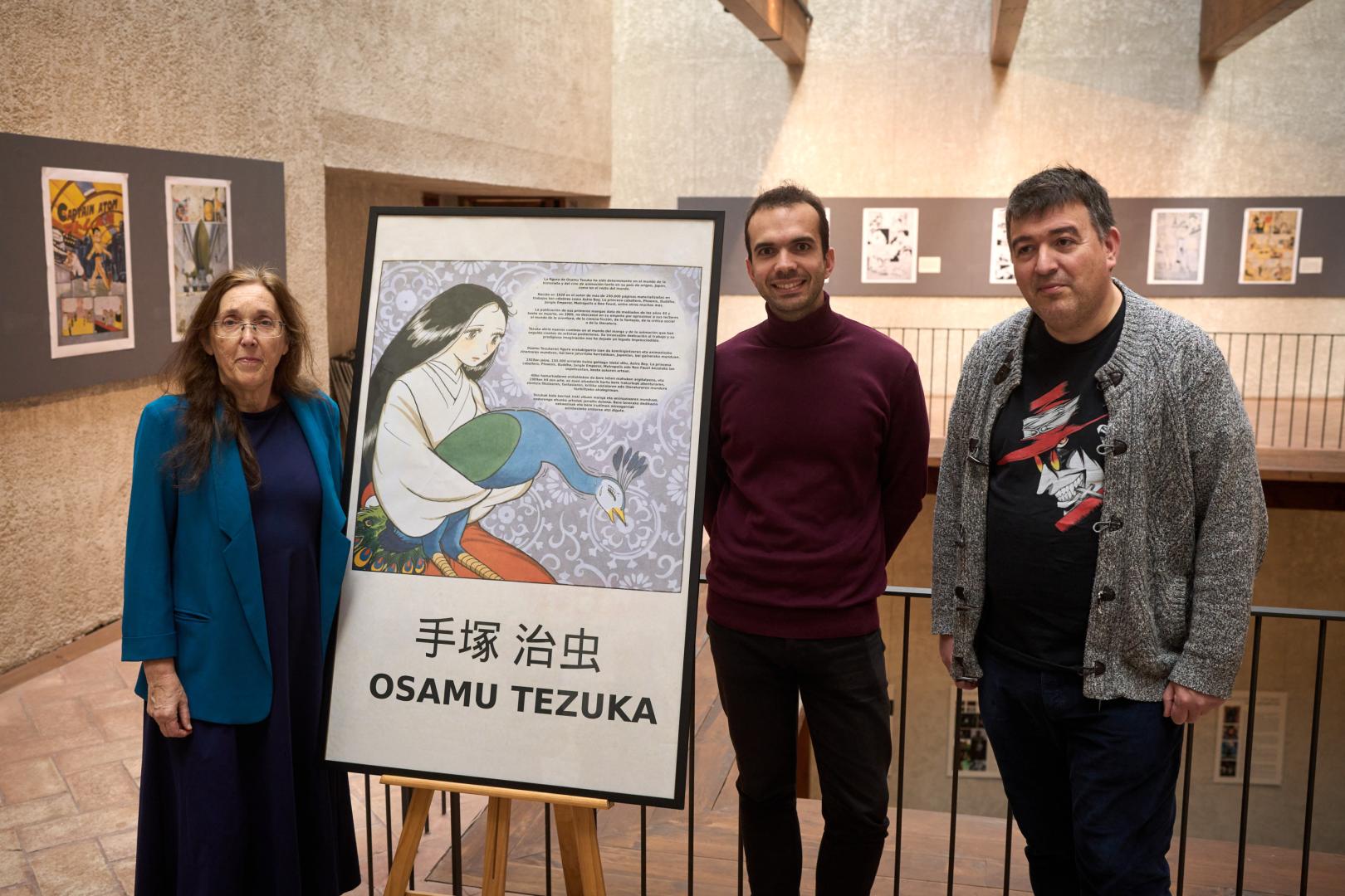 Blanca Oria, Iñigo Gómez Eguíluz (Ayuntamiento de Pamplona) y Santi Leoné (vicedirector de la Escuela de idiomas)