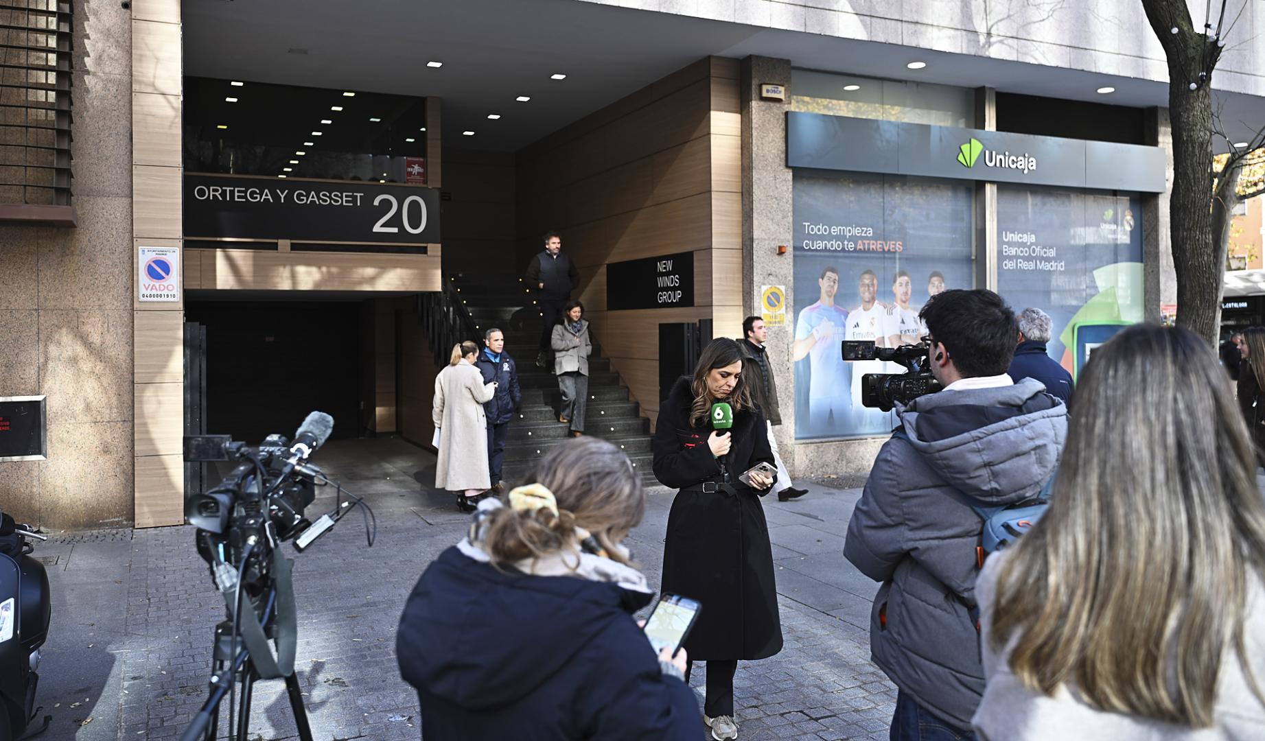 Los periodistas, este jueves 11 de diciembre durante el registro de la UCO en la sede de energías renovables Forestalia, en Madrid.