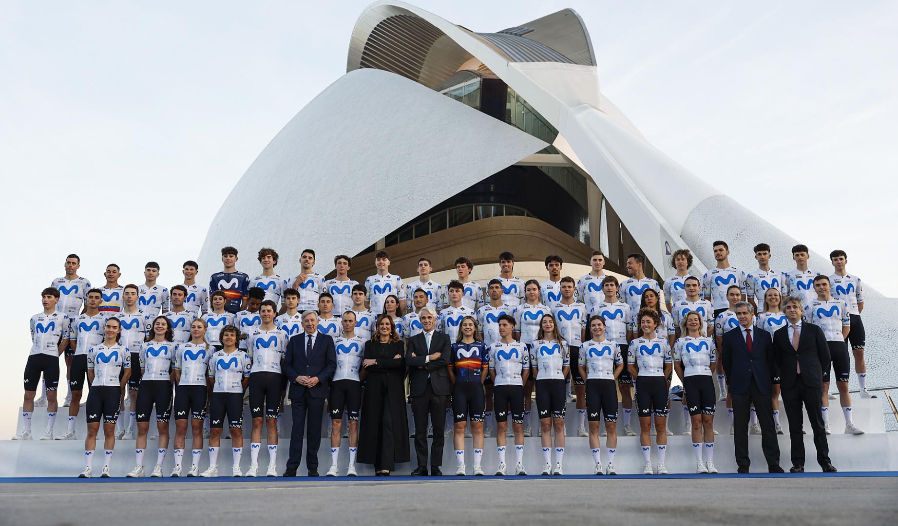 Los 56 ciclistas de los tres equipos del Movistar se presentaron ayer en el Palau de Les Arts de Valencia acompañados por diferentes autoridades