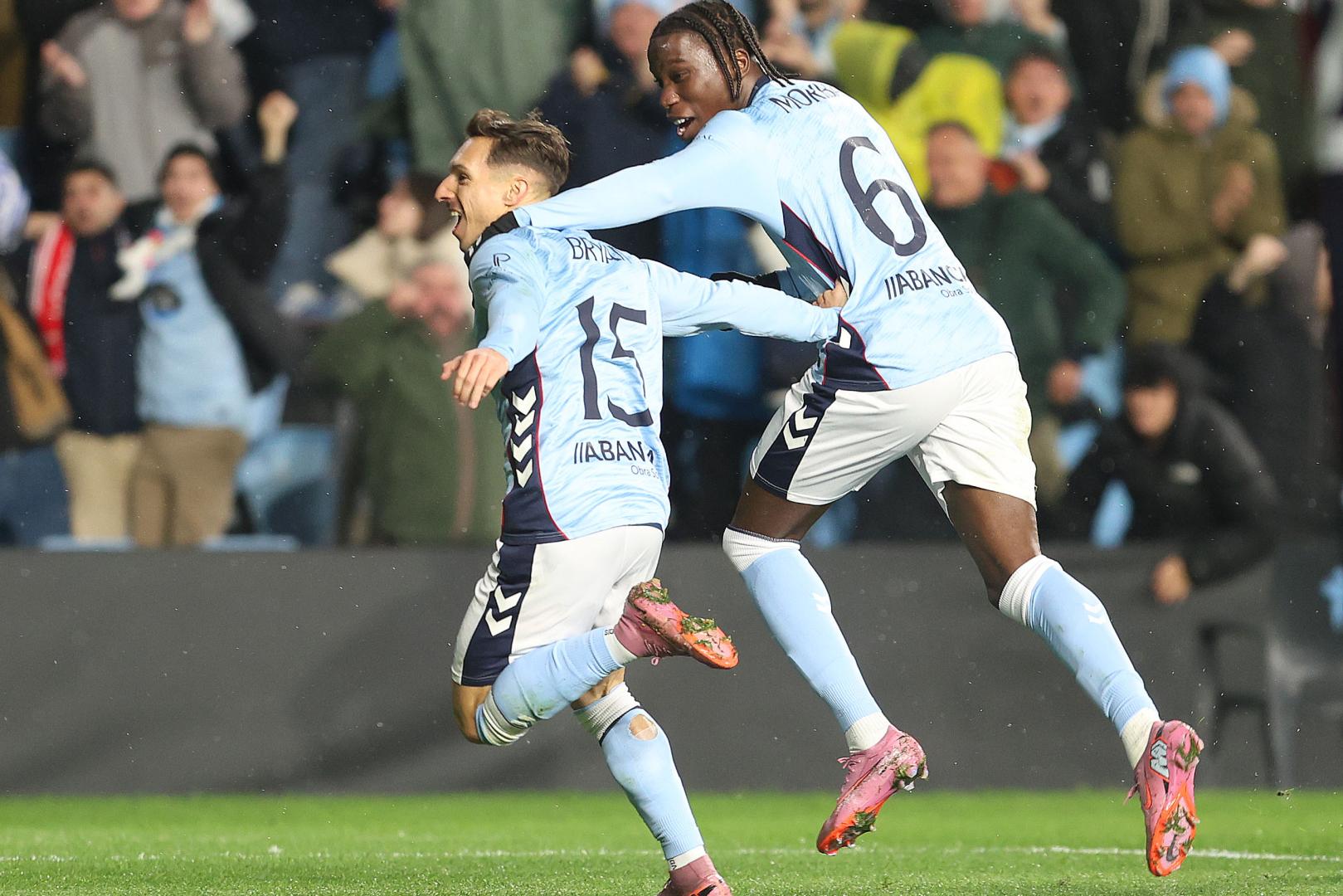 Bryan Zaragoza celebra a la carrera y junto a Ilayx Moriba el 1-0 del Celta