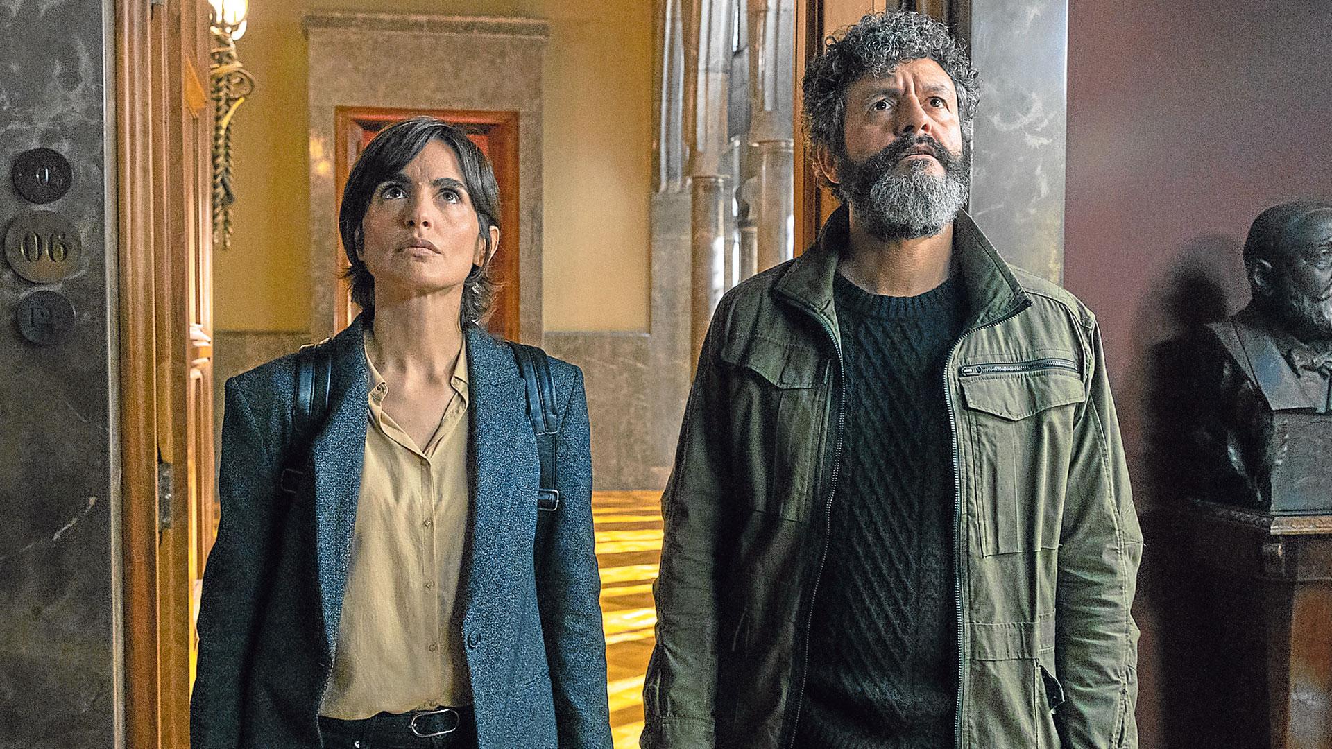 Verónica Echegui, en el papel de Rebeca Garrido, junto a Isak Férriz (Milo Malart) protagonizan la serie 'Ciudad de sombras'
