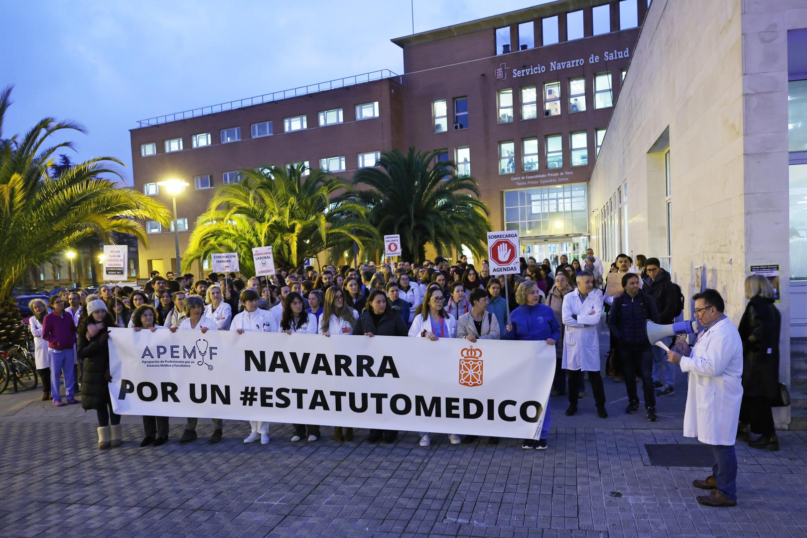 Decenas de médicos se han concentrado en la puerta del Centro de Especialidades Príncipe de Viana